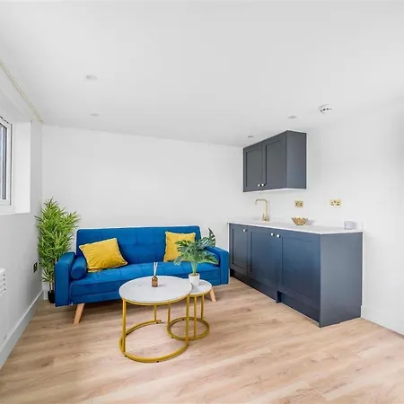 One-Bedroom Flat In Harrow With Free Parking